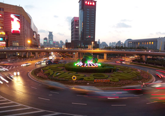 Kreisverkehr in Shanghai mit kunstvoller Expo-Gestaltung bei Nacht