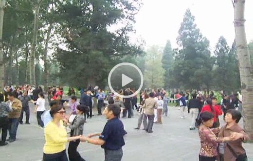 Chinesen beim öffentlichen Tanz in den Tag