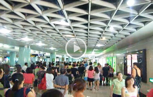 sehr belebte U-Bahn-Station in Shanghai, Bild über die Köpfe der Menschen
