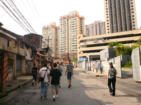 der Weg zum Hotel in Shanghai, links alte Gebäude, in der Front neue Büro- und Wohnhäuser