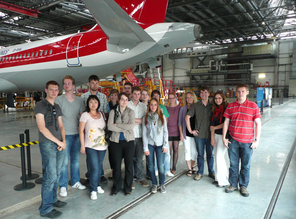 Gruppenbild Airbus Final Assembly Line Tianjin vor einem Flugzeug