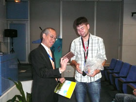 Stephan Haake übergibt Mr. Lim (GeneralManager der Hua-Ou Aviation) Gastgeschenke aus Deutschland