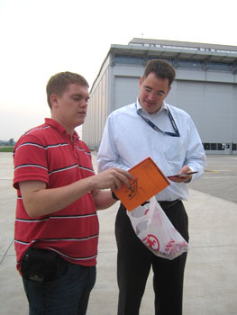 Martin Köhler, Vereinsvorsitzender Verkehrte Welt e.V. im Gespräch mit Airbus Produktionsmanagement Tianjin (A320 Assembly-Line Airbus)