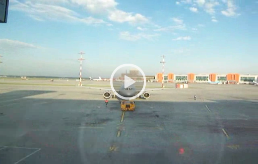 Pushback einer Airbus A330 am Airport Moskau-Scheremetjewo II vom Terminal D