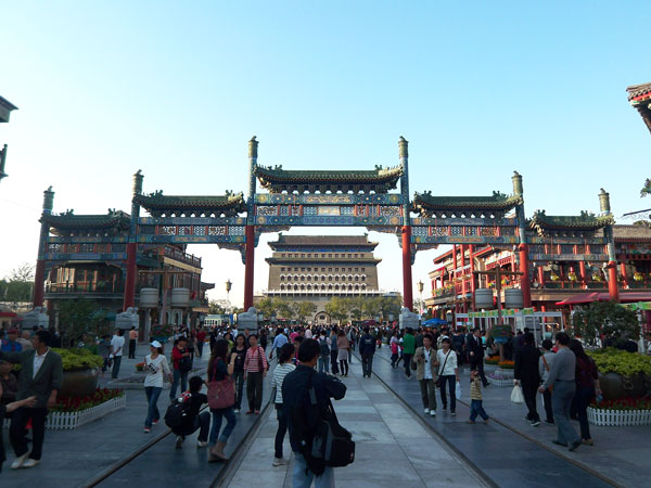 Titelbild China - Panorama chinesische Bauwerke vor blauem Himmel auf einem belebten Platz